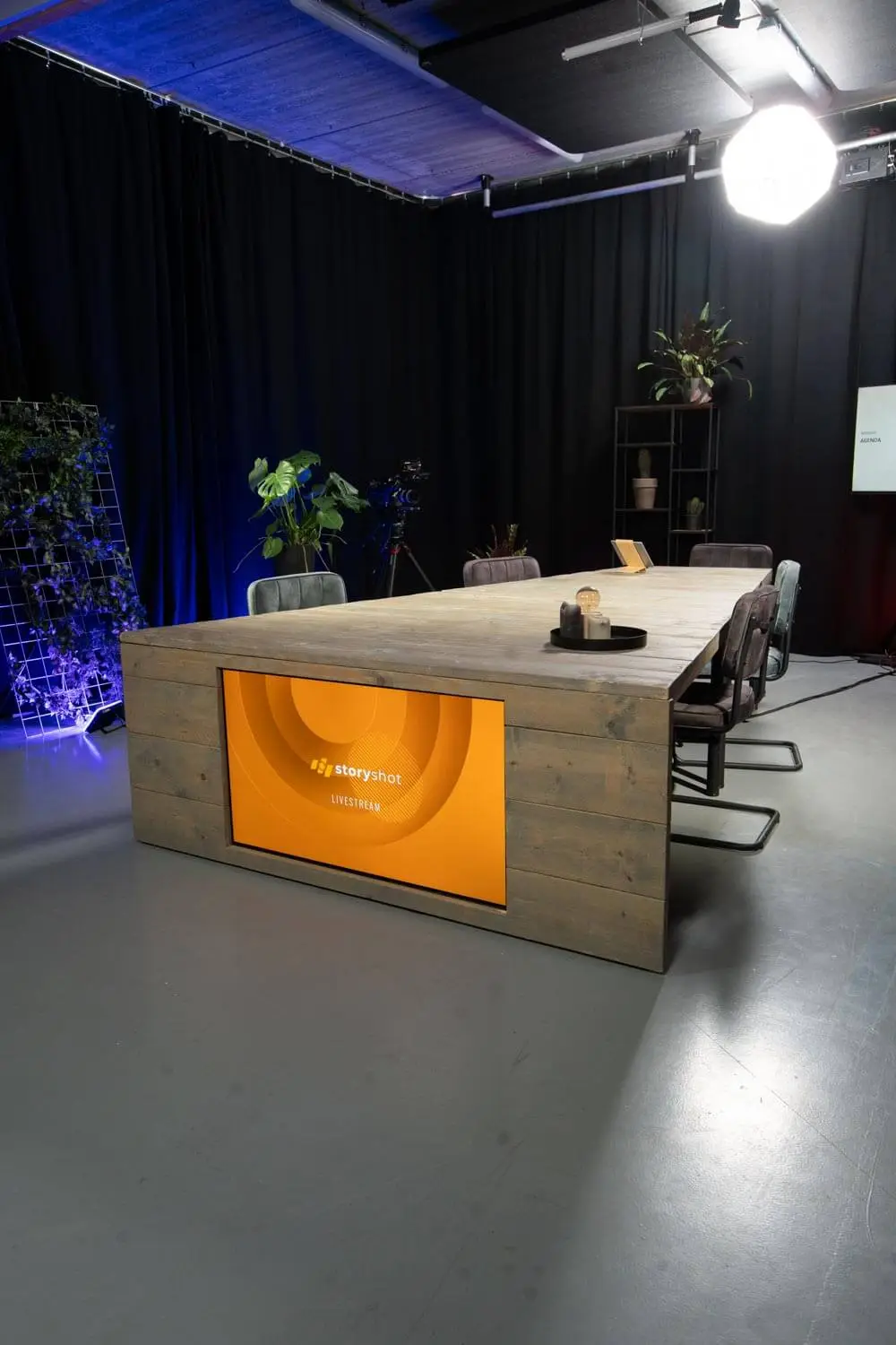 Talkshow tafel incl. TV